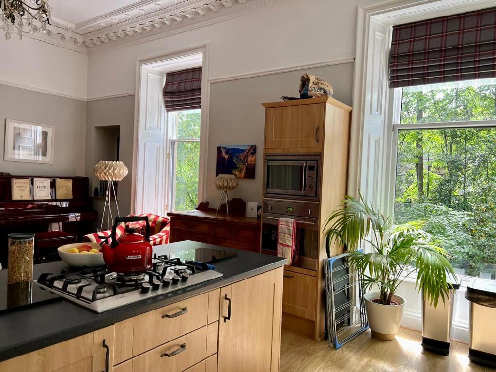 Beautiful Double Room In Idyllic West End Townhouse — Photos 2